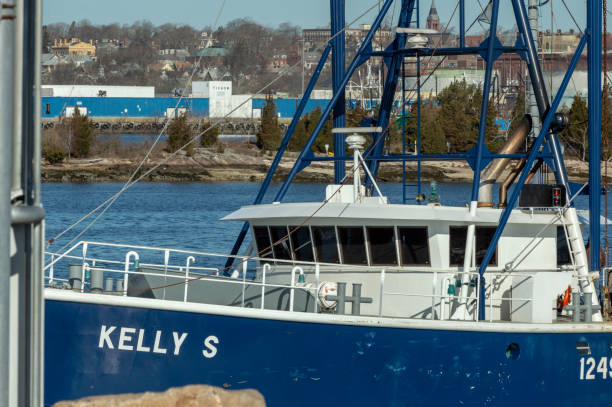 колесная рубка рыболовецкого судна kelly s - pilothouse стоковые фото и изображения