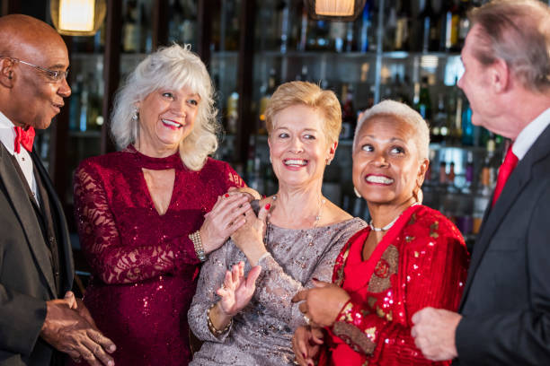 multi-ethnischen gruppe von senioren, die nacht genießen - senior adult multi ethnic group friendship women stock-fotos und bilder