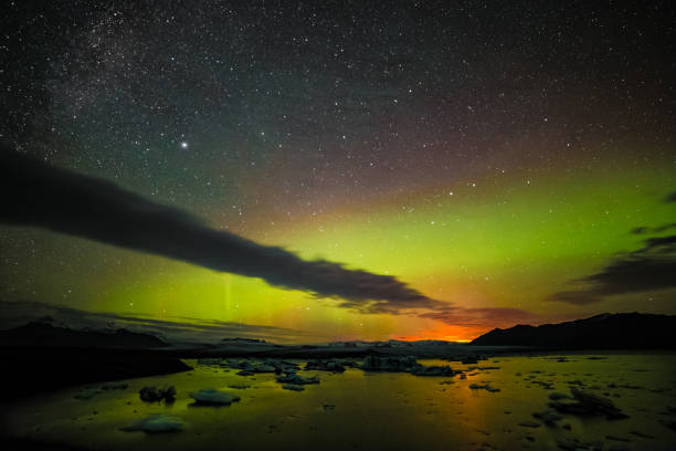 오로라 보 리 얼 리스 아이슬란드 - aurora borealis iceland astronomy tranquil scene 뉴스 사진 이미지