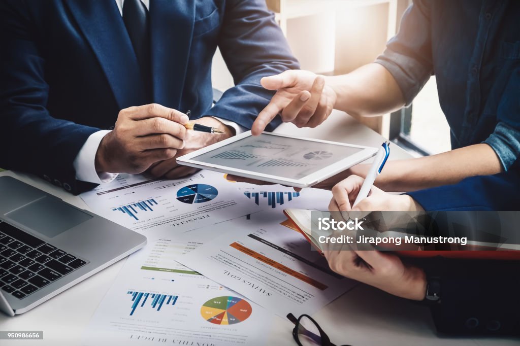 Business Finance, accounting, contract, advisor investment consulting marketing plan for the company with using tablet and computer technology in analysis. - Royalty-free Negócios Foto de stock