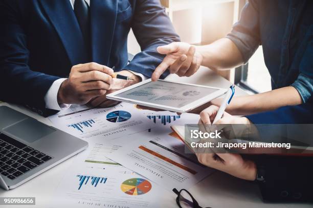 Business Finance Accounting Contract Advisor Investment Consulting Marketing Plan For The Company With Using Tablet And Computer Technology In Analysis - Fotografias de stock e mais imagens de Negócios