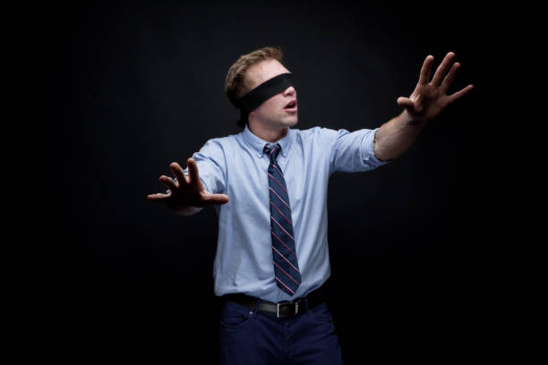 bel giovane maschio sta cercando - blindfold foto e immagini stock