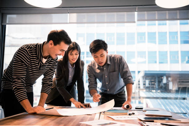 若い建築は、現代のオフィスでメガ プロジェクトについて議論されています。 - construction young adult architect women ストックフォトと画像