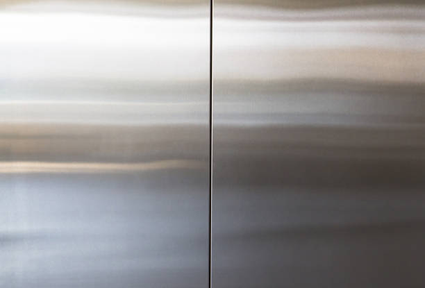 fondo de puerta de ascensor de acero inoxidable y la textura, el panel de pared de metal plata - acero inoxidable fotografías e imágenes de stock