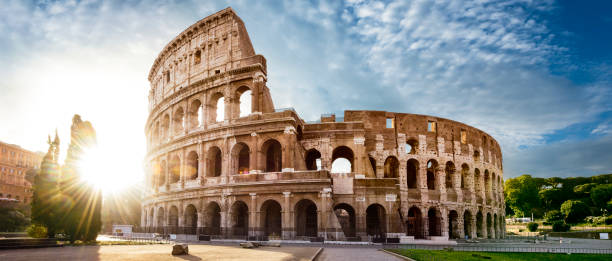 colisée de rome, en italie et du soleil du matin - arc élément architectural photos et images de collection