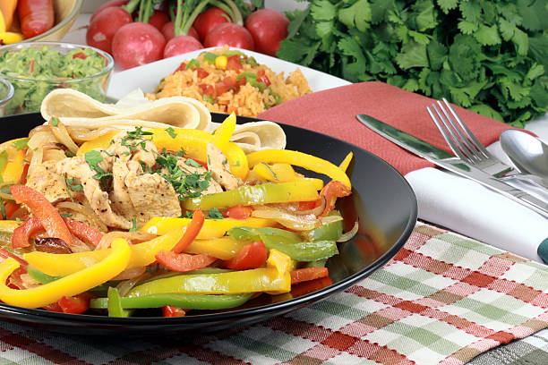 fajitas gourmet-stil serviert - grilled chicken chicken corn salsa stock-fotos und bilder