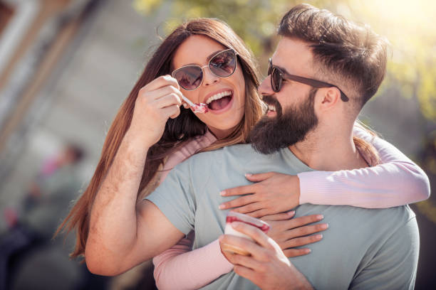 heureux jeune couple s’amuser en plein air et souriant - ice cream people food recreational pursuit photos et images de collection