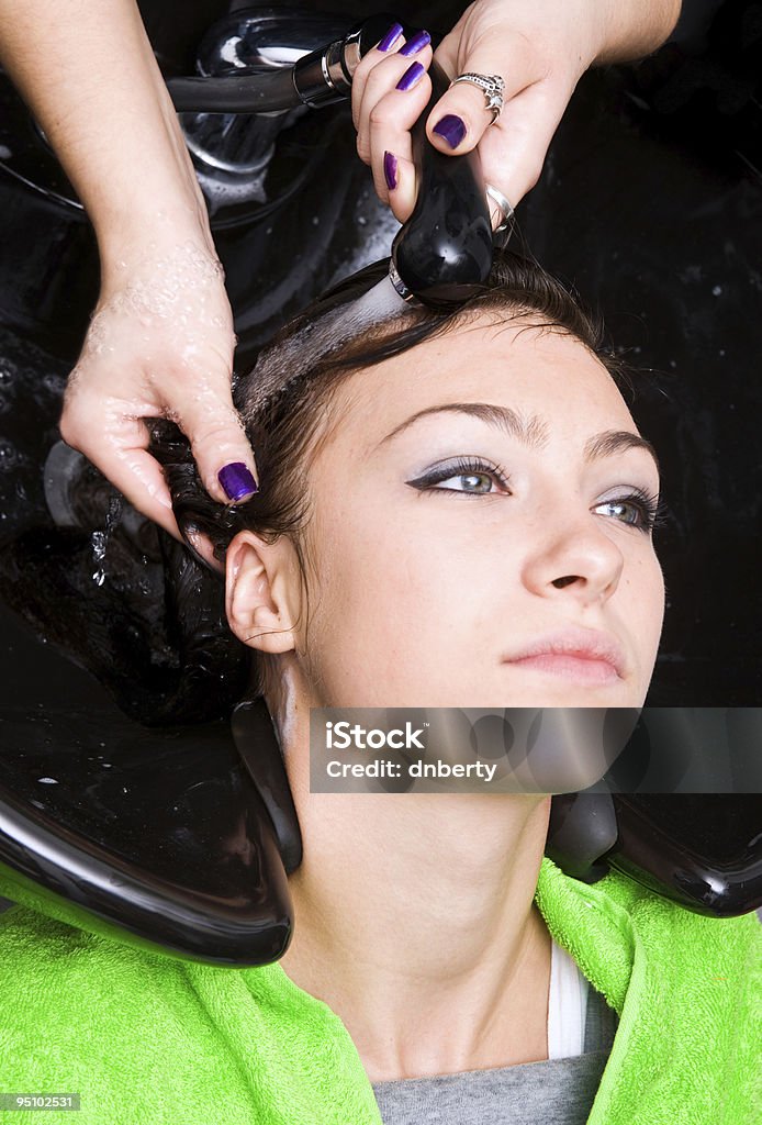Myć włosy - Zbiór zdjęć royalty-free (Brązowe włosy)