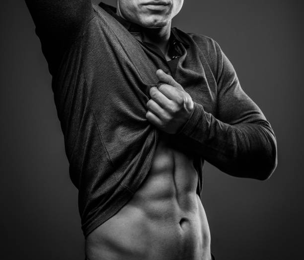 modny facet z muskularnym ciałem pozującym - muscular build chest body building sport zdjęcia i obrazy z banku zdjęć