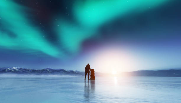 バックパックの側に立って、オーロラを見て冒険男。 - aurora borealis iceland aurora polaris astronomy ストックフォトと画像