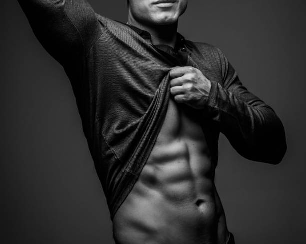 modny facet z muskularnym ciałem pozującym - muscular build chest body building sport zdjęcia i obrazy z banku zdjęć