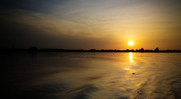 vista aerea sul fiume niger a niamey al tramonto niger - niger delta foto e immagini stock