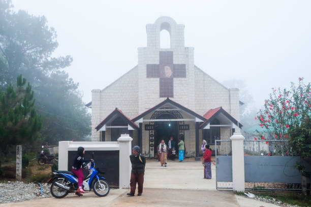 igreja em névoa - churchgoers - fotografias e filmes do acervo