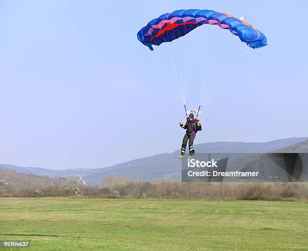 Parachutist Landing Foto de stock y más banco de imágenes de Actividad - Actividad, Actividades recreativas, Adulto