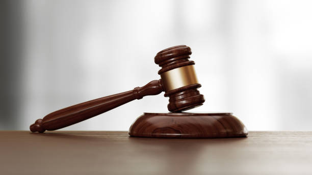 деревянный gavel над defocused предпосылкой - gavel auction judgement legal system стоковые фото и изображения