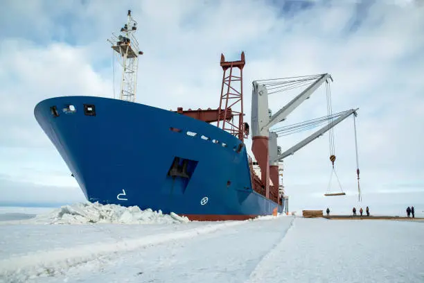 Photo of The cargo ship is unloaded onto the ice.