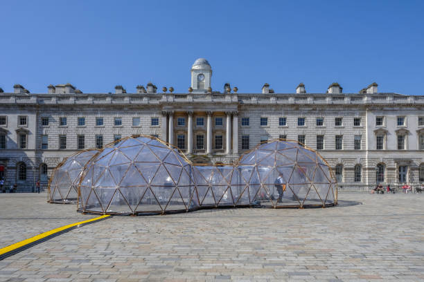 le changement climatique pinksy gousses de la pollution - somerset house photos et images de collection