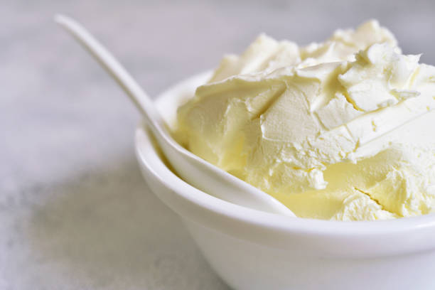 свежий домашний органический сыр маскарпоне в белой миске - ricotta cheese freshness white стоковые фото и изображения