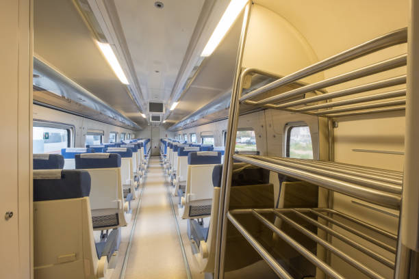vues intérieures d’un train de voyageurs moderne avec espace pour les valises au premier plan - baggage wagon photos et images de collection