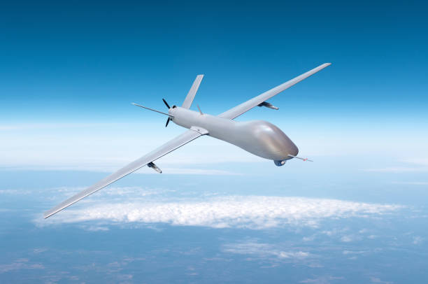 no tripulado drone militar en territorio de patrulla aérea a gran altitud. - transporte sin conductor fotografías e imágenes de stock