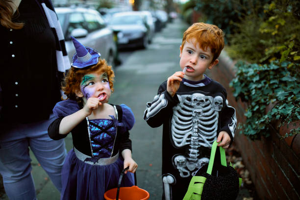 Disfraces De Hermanos Para Noche De Brujas - Banco de fotos e imágenes de stock - iStock Disfraces De Hermanos Para Noche De Brujas - Banco de fotos e imágenes de stock - iStock
