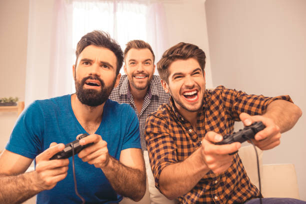z bliska portret podekscytowany szczęśliwy wesoły mężczyźni grać w gry wideo - friendship video game young adult party zdjęcia i obrazy z banku zdjęć