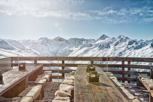 ristorante all'aperto con vista spettacolare sulle alpi svizzere sul jakobshorn. - snow switzerland winter mountain foto e immagini stock