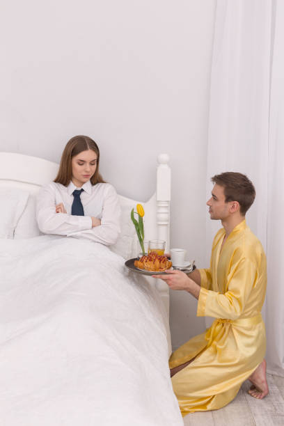 amoroso esposo trayendo el desayuno en la cama - multi ethnic group couple sex women fotografías e imágenes de stock