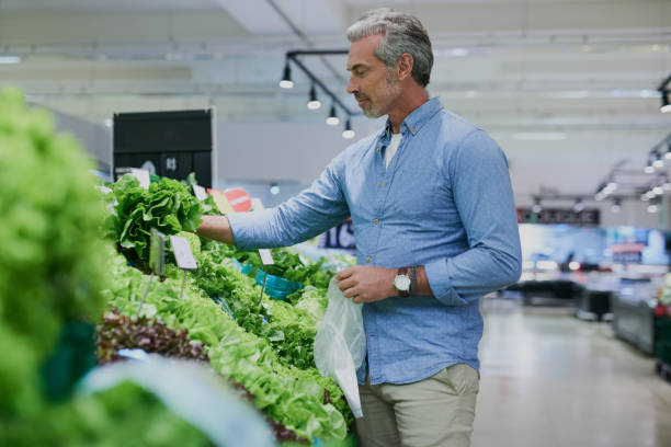 fare in modo che la spesa sia sana - supermarket groceries shopping healthy lifestyle foto e immagini stock