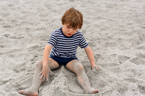 istock Little kid boy having fun on tropical beach 951091728