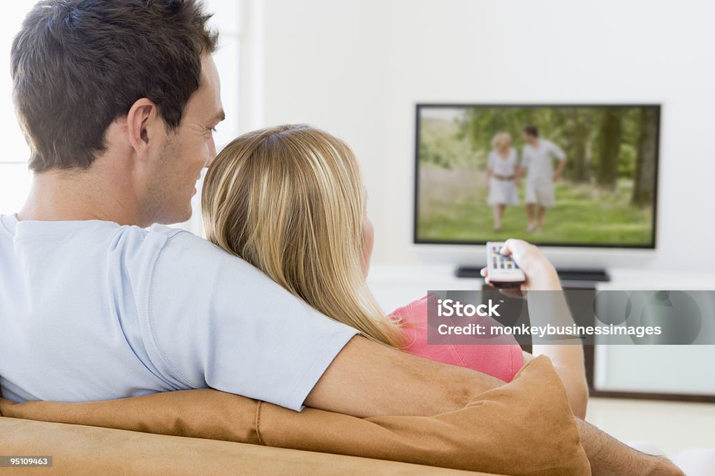 Couple dans le salon regarder la télévision - Photo de Regarder la télévision libre de droits