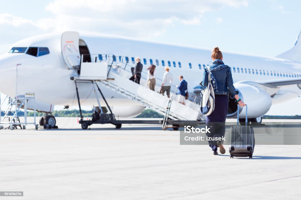 Femme qui marche vers l’avion - Photo de Avion libre de droits