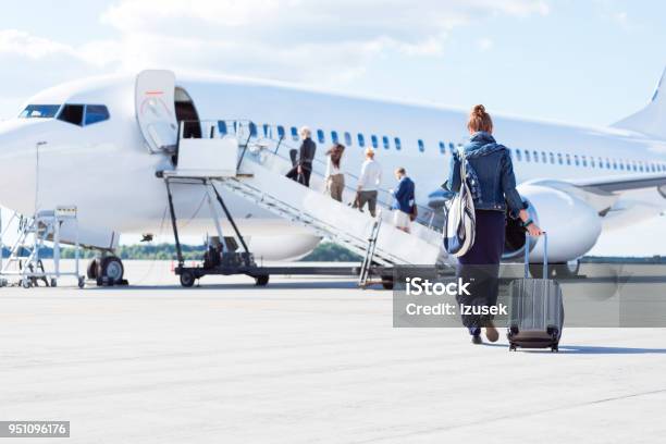 Photo libre de droit de Femme Qui Marche Vers Lavion banque d'images et plus d'images libres de droit de Avion - Avion, Embarquer, Aéroport