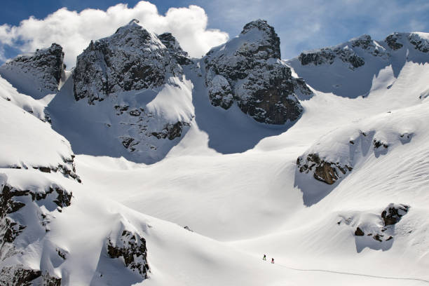 due escursionisti винтер che attraversano una cresta montuosa - rila mountains foto e immagini stock