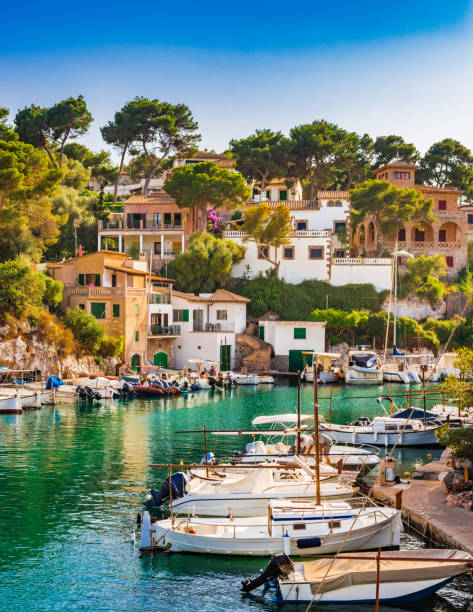 spagna maiorca, vista idilliaca del porto di pesca di cala figuera, isole baleari - majorca foto e immagini stock