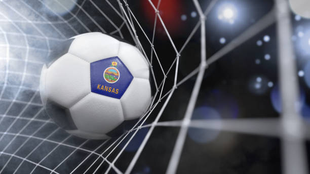 pelota de fútbol realista en la red con la bandera de kansas. (serie de ilustración 3d) - kansas football fotografías e imágenes de stock