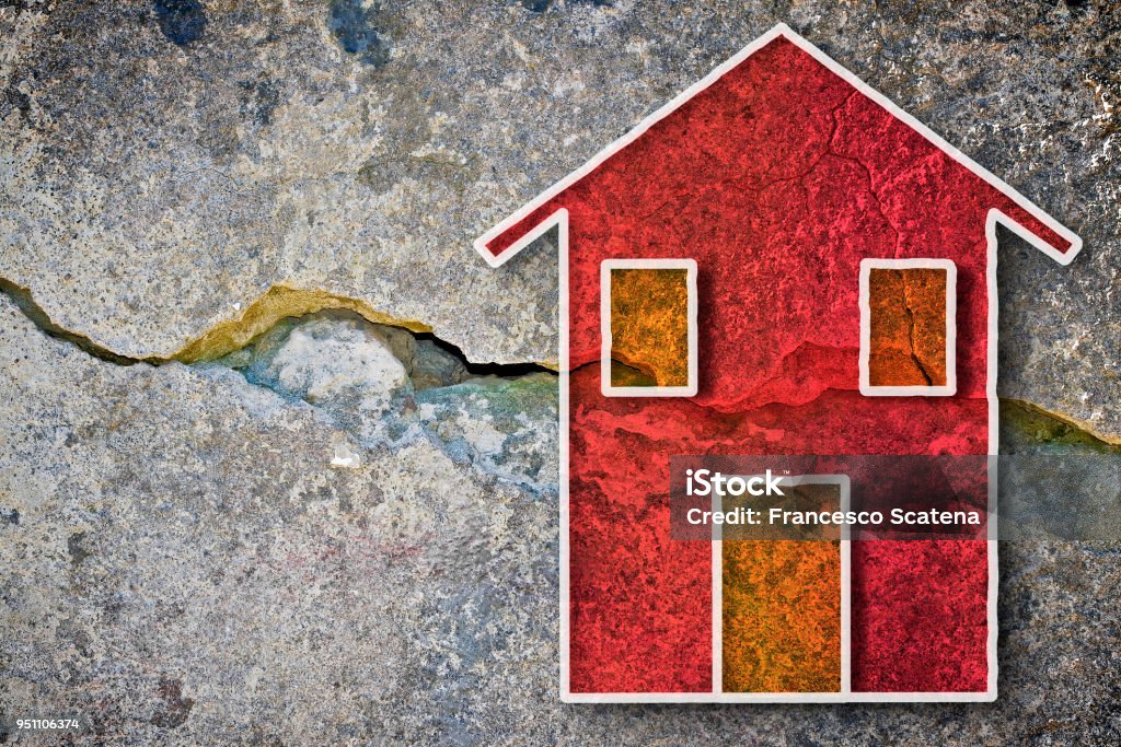 Profunda grieta en muro de ladrillo con yeso dañado y coloreado dibujado en él - imagen de concepto con espacio de copia - Foto de stock de Casa libre de derechos