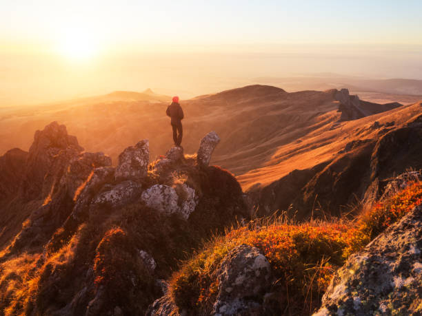 excursionista mirando la puesta del sol durante el otoño en puy de sancy. ubicación: auvergne, francia - mountain mountain range landscape france fotografías e imágenes de stock