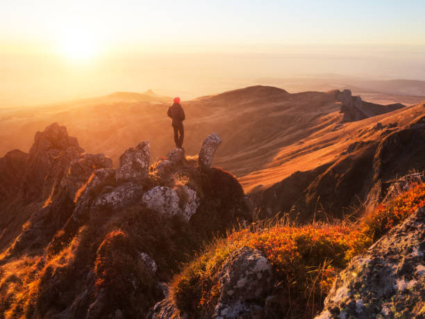 ハイカー ピュイ ド サンシーで秋の夕日を見てします。場所: オーベルニュ、フランス - mountain mountain range landscape france ストックフォトと画像