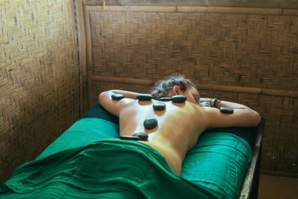 スパ サロンに温石療法 - lastone therapy spa treatment massaging massage therapist ストックフォトと画像