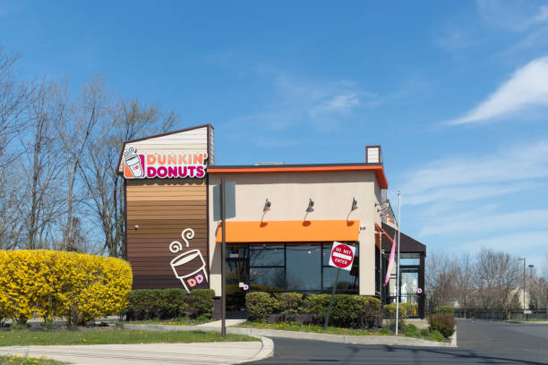 dunkin ' sinal de donuts. dunkin ' donuts é uma cadeia de café e empresa americana donut global. - center stability built structure retail - fotografias e filmes do acervo