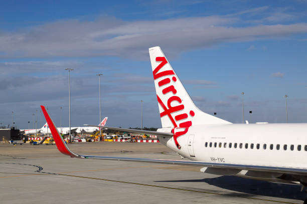 vierge d’australie avion à l’aéroport de tullamarine - virgin group photos et images de collection