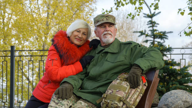 retrato de um casal de idoso - militarized - fotografias e filmes do acervo