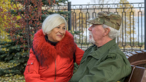 retrato de um casal de idoso - militarized - fotografias e filmes do acervo