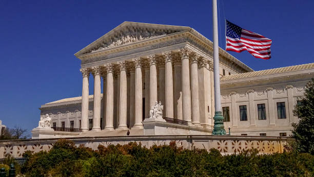 supreme court of the united states and american flag in washington, dc - us supreme court fotos imagens e fotografias de stock