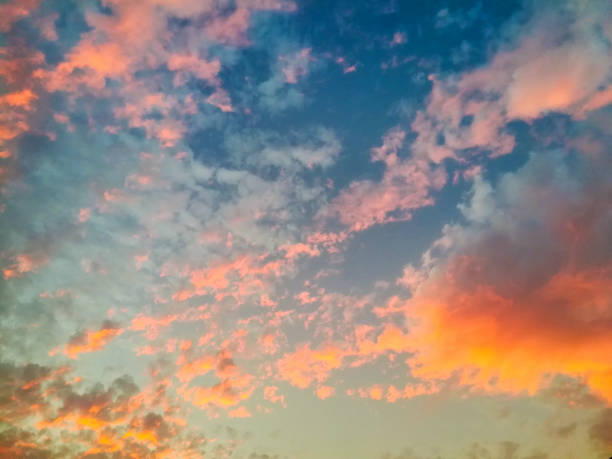 hintergrund der warme wolken und blauer himmel bei sonnenuntergang - magic hour stock-fotos und bilder