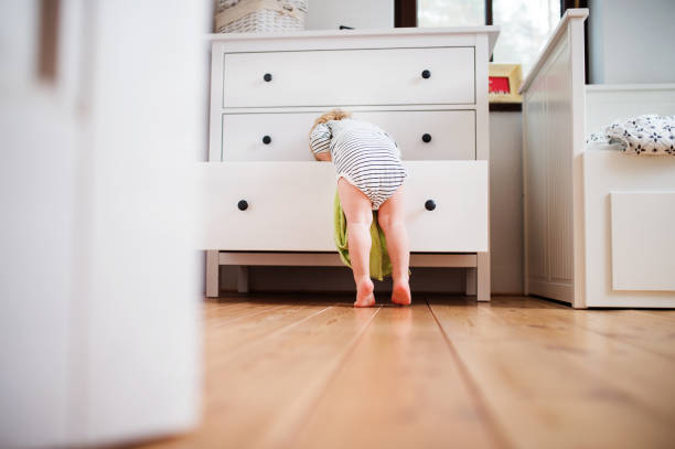 kleinkind jungen in eine gefährliche situation zu hause. - dresser stock-fotos und bilder