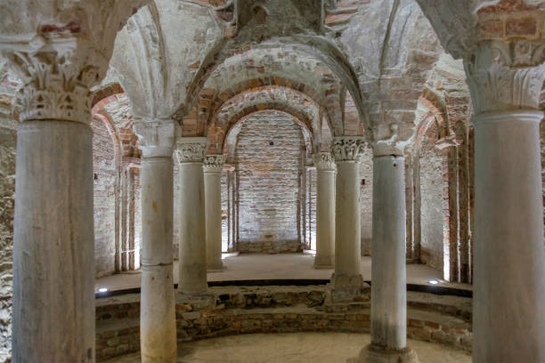 cripta da catedral de asti, dedicado à assunção da bem-aventurada virgem maria e de são gotardo, concluída em 1470. piemonte, norte da itália. - cripta - fotografias e filmes do acervo