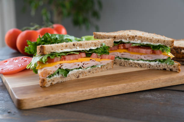�커팅 보드에 터키 샌드위치 - deli sandwich 이미지 뉴스 사진 이미지