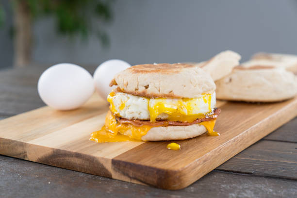 kanadyjska kanapka śniadaniowa z boczkiem, jajkiem i serem z jarzmem - sandwich eggs bacon breakfast zdjęcia i obrazy z banku zdjęć